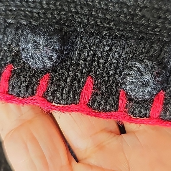 VICTORIA JONES, blank with red and green enbroidery. Size PS Chico - Picture 9 of 11